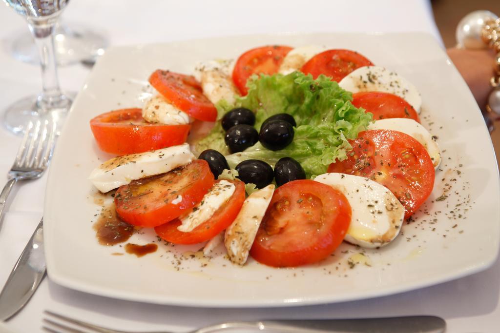 Hotel Zlatni Lav Martinšćica Eksteriør billede