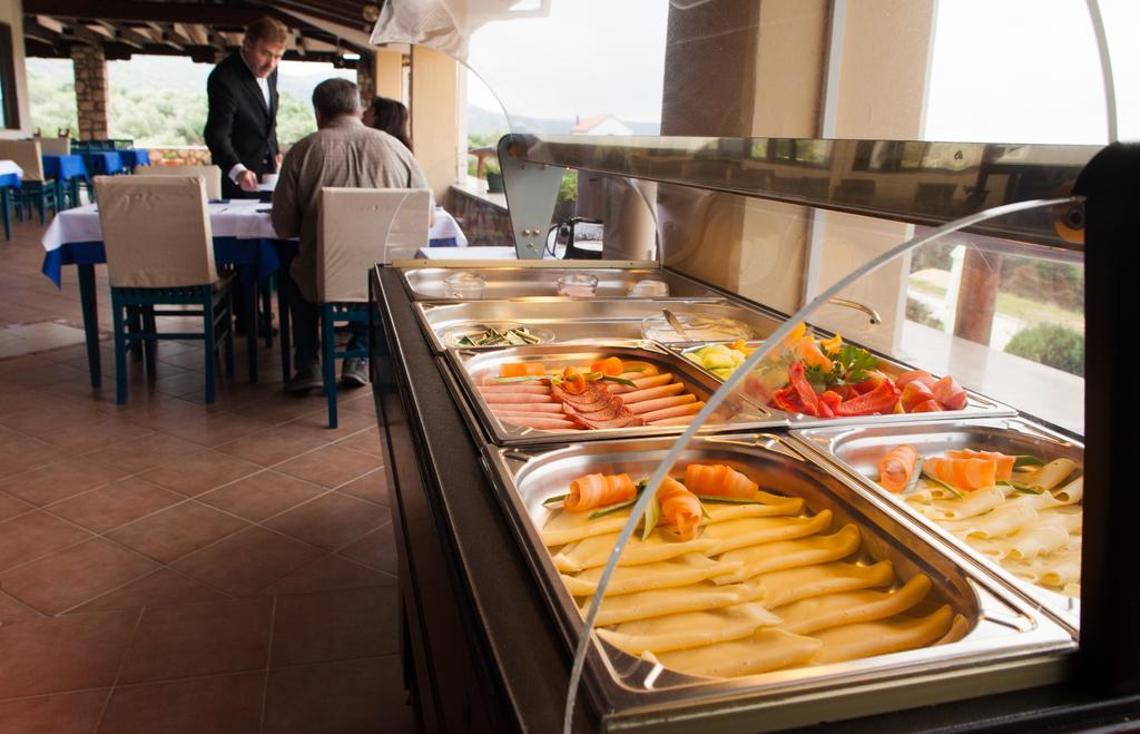 Hotel Zlatni Lav Martinšćica Eksteriør billede